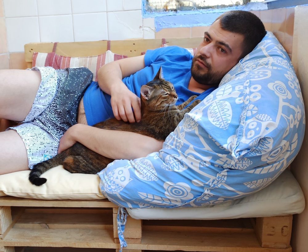 Мишо с котката си